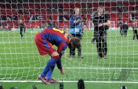 Fussball Champions League Finale 2011: Gerard Pique (Barca) schneidet das NETZ aus dem TOR