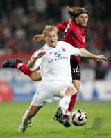 Fussball 1. Bundesliga: Leverkusen - Koeln, Zweikampf