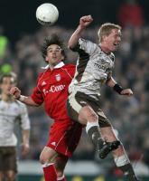 Fussball 1. Bundesliga: St. Pauli - Bayern, Zweikampf