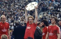 Fussball Hoeness, Rummenigge, Breitner, Augenthaler (FC Bayern) mit Meisterschale