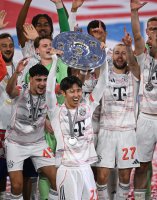 Fussball 1. Bundesliga 24/25: FC Bayern Muenchen feiert die 34. Deutschen Meisterschaft