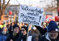 Kundgebung im Tuebinger Anlagenpark: 1200 Menschen demonstrierten gegen die einrichtungsbezogene Impfpflicht