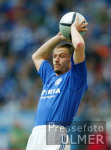 Fussball 1. Bundesliga: SCHALKE, BOEHME beim Einwurf