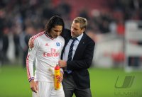 FUSSBALL  DFB Pokal 11/12  Achtelfinale: Enttaeuschung Trainer  Fink (Hamburger SV) und  Guerrero (Hamburger SV)