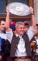 Fussball:  Thomas Strunz jubelt mit der Meisterschale