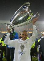 FUSSBALL  CHL  JUBEL Real Madrid / Roberto Carlos mit Pokal