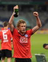 2. Fussball Bundesliga: JUBEL nach dem Sieg mit Sekt Fabian Lustenberger (Hertha BSC Berlin)