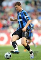 Fussball 1. Bundesliga: Wolfsburg, DZEKO Einzelaktion am Ball