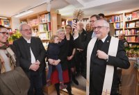 Bischof Dr. Gebhard Fuerst segnet die Buchhandlung Wekenmann