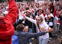 Fussball DFB Pokal Finale 24/25: Arminia Bielefeld - VfB Stuttgart, Public Viewing auf dem Schlossplatz