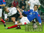 Fussball, Deutschland - Serbien und Montenegro, Zweikampf