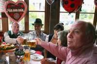 FUSSBALL 1. BUNDESLIGA 13/14:  Trainer Pep Guardiola mit einer Mass Bier