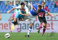 FUSSBALL SERIE A:  Marek Hamsik (li, Napoli) gegen Daniele Gastaldello (Sampdoria)