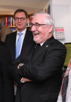 Bischof Dr. Gebhard Fuerst segnet die Buchhandlung Wekenmann