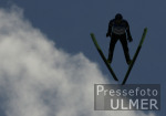 Skispringen Vierschanzentournee Innsbruck Quali - Skispringer in den Wolken
