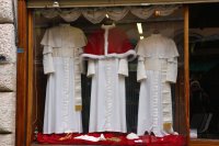 Papstwahl 2013; Des Papstes neue Kleider; Schaufenster der Schneiderei Gammarelli in Rom