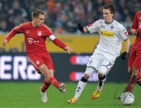 Fussball 1. Bundesliga, Saison 2011/2012: Philipp Lahm (li, FC Bayern Muenchen) gegen Patrick Herrmann (Borussia Moenchengladbach)