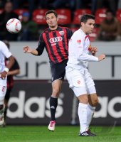 2. Fussball Bundesliga: Stefan Leitl (li, FC Ingolstadt )gegen Adam Straith (re, Cottbus)