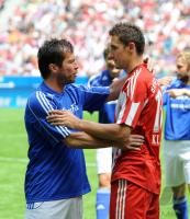 1. Fussball Bundesliga: Miroslav Klose (FC Bayern Muenchen) mit Lothar Matthaeus (Fitness First Winterstars)