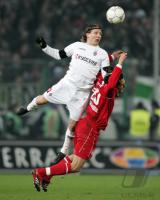 Fussball 1. Bundesliga: Gladbach - Bayern, Zweikampf