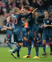 FUSSBALL  CHL  Saison 2013/2014: JUBEL Arjen Robben (FC Bayern Muenchen) und Mario Mandzukic (FC Bayern Muenchen)