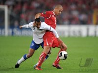 Fussball International EM 2012-Qualifikation: Ashley COLE (li, England) gegen Gokhan INLER (re, Schweiz)