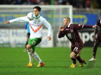 Fussball 1. Bundesliga, Saison 2011/2012: Mehmet Ekici (li, SV Werder Bremen) gegen Pere de Wit (1. FC Kaiserslautern)