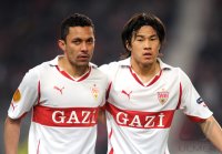 FUSSBALL  UEFA Europa League  10/11:  Elson, mit Shinji Okazaki (v. li., VfB Stuttgart)