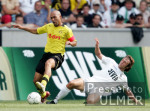 Fussball 1. Bundesliga: Moenchengladbach- Dortmund, Zweikampf