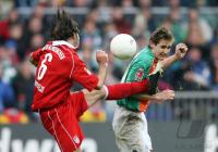 Fussball 1. Bundesliga: Bremen - Bayern, Zweikampf