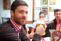 FUSSBALL 1. BUNDESLIGA 14/15:  FC Bayern Muenchen besucht das Oktoberfest