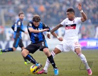 FUSSBALL SERIE A:  Stendardo Guglielmo (li, Atalanta) gegen Kevin Prince Boateng (AC Mailand)