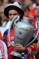 Fussball Champions League Finale: Bayern Fan mit Pokal
