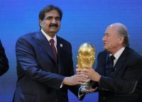 FUSSBALL International AUSRICHTER der FIFA WM 2022: KATAR; Sheikh Hamad bin Khalifa Al-Thani jubelt