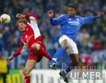 Fussball Bundesliga: Schalke - Lautern, Zweikampf