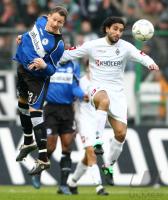 Fussball 1. Bundesliga: Moenchengladbach - Bielefeld, Zweikampf