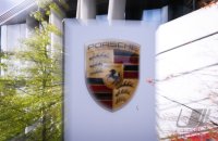 Werbeschild des Porsche Zentrum Stuttgart
