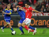 Fussball International EM 2012-Qualifikation: Yevgeny Averchenko (li, Kasachstan) gegen Ekrem DAG (re, Oesterreich)