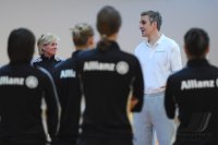Frauen Fussball Nationalmannschaft Training : TRAINER Silvia Neid is seen next to former basketball national player Stephan Baeck (Deutschland)