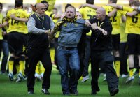 Fussball 1. Bundesliga : Ein Hooligan hat den Platz gestuermr und wird von Ordnern abgefuehrt