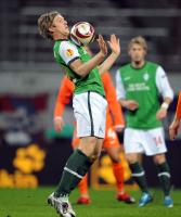 FUSSBALL, EUROPA LEAGUE GRUPPENPHASE: Bremen, NIEMEYER Einzelaktion am Ball