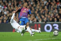 FUSSBALL International  COPA DEL REY  11/12: TOR zum 1:2 durch Eric Abidal (re, Barca) gegen Ricardo Carvalho (Real Madrid)