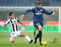 FUSSBALL SERIE A:  Giampiero Pinzi (li, Udinese Calcio) gegen Ricardo Gabriel Alvarez (Inter Mailand)