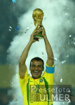 FUSSBALL Weltmeisterschaft  JUBEL;  Brasilien  Cafu mit WM-Pokal