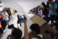 FUSSBALL WM 2014, Gruppenphase: Chile Fans stuermen das Maracana