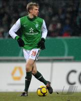 FUSSBALL, DFB Pokal - Viertelfinale: Bremen, MERTESACKER am Ball