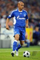 Fussball 1. Bundesliga, FC Schalke 04: VAERLA Einzelaktion am Ball