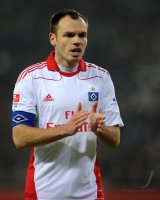 Fussball: 1. Bundesliga Saison 2010/2011: Hamburger SV, WESTERMANN am Ball
