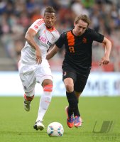 Fussball 1. Bundesliga, Saison 2011/2012:  Jerome Boateng (li, FC Bayern Muenchen) gegen Dirk Kuyt (Niederlande)