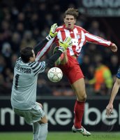 Fussball CHL  Saison 2010/2011: Julio Cesar (li, Inter Mailand) gegen Mario Gomez (re, FC Bayern Muenchen)